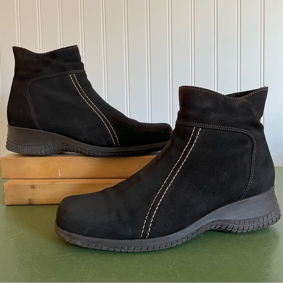 La Canadienne Waterproof Side Zip Boots in Brown Suede *Canada* - Picture 10 of 10